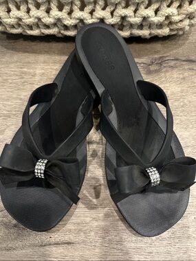 GUESS Black Rhinestone Bow Flip-Flop Sandals